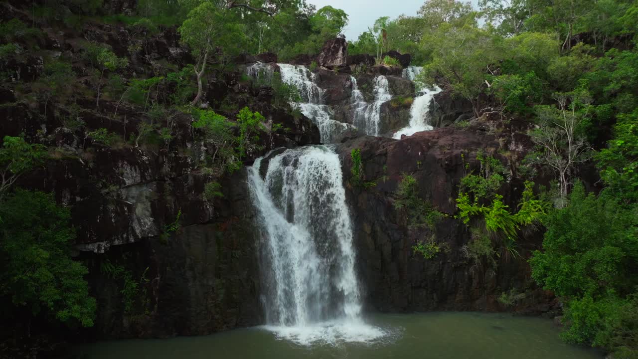 cedar creek falls cascada temporada de lluvias qld australia vista aérea de drones puerto de airlie playa islas whitsundays cielo azul soleado nubes por la mañana durante el día reserva forestal de conway palmería proserpino de vuelta