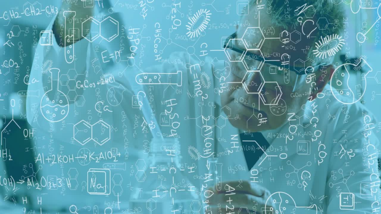Químico-chefe pegando a pipeta e pipetando no laboratório, com fórmulas sobrepondo a imagem, inspecionando a reação.