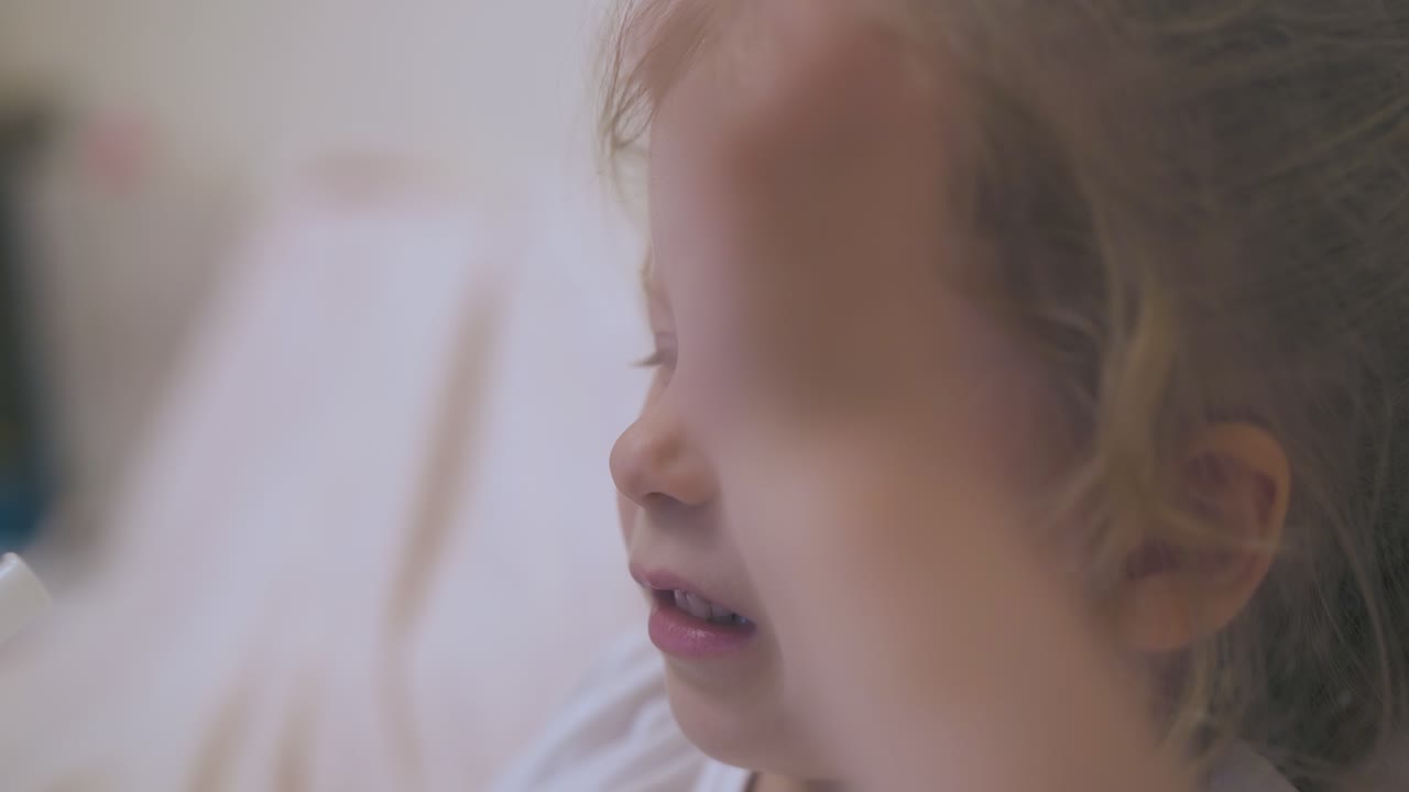 파란 눈의 예쁜 소녀가 흡입기를 사용하여 기침합니다. 가까운 시야