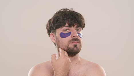 hombre aplicando máscaras para los ojos