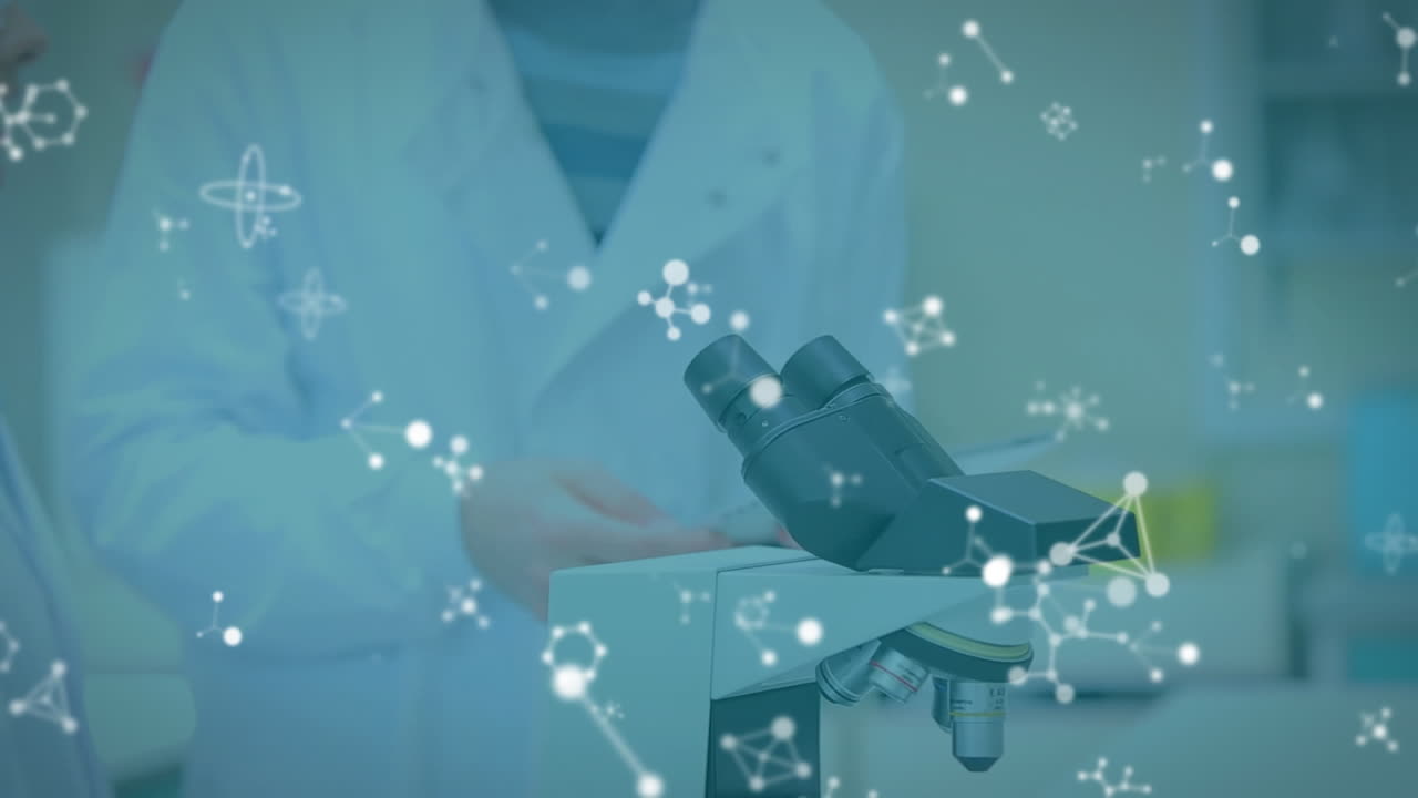 animación de moléculas sobre científica caucásica mirando a través del microscopio en el laboratorio
