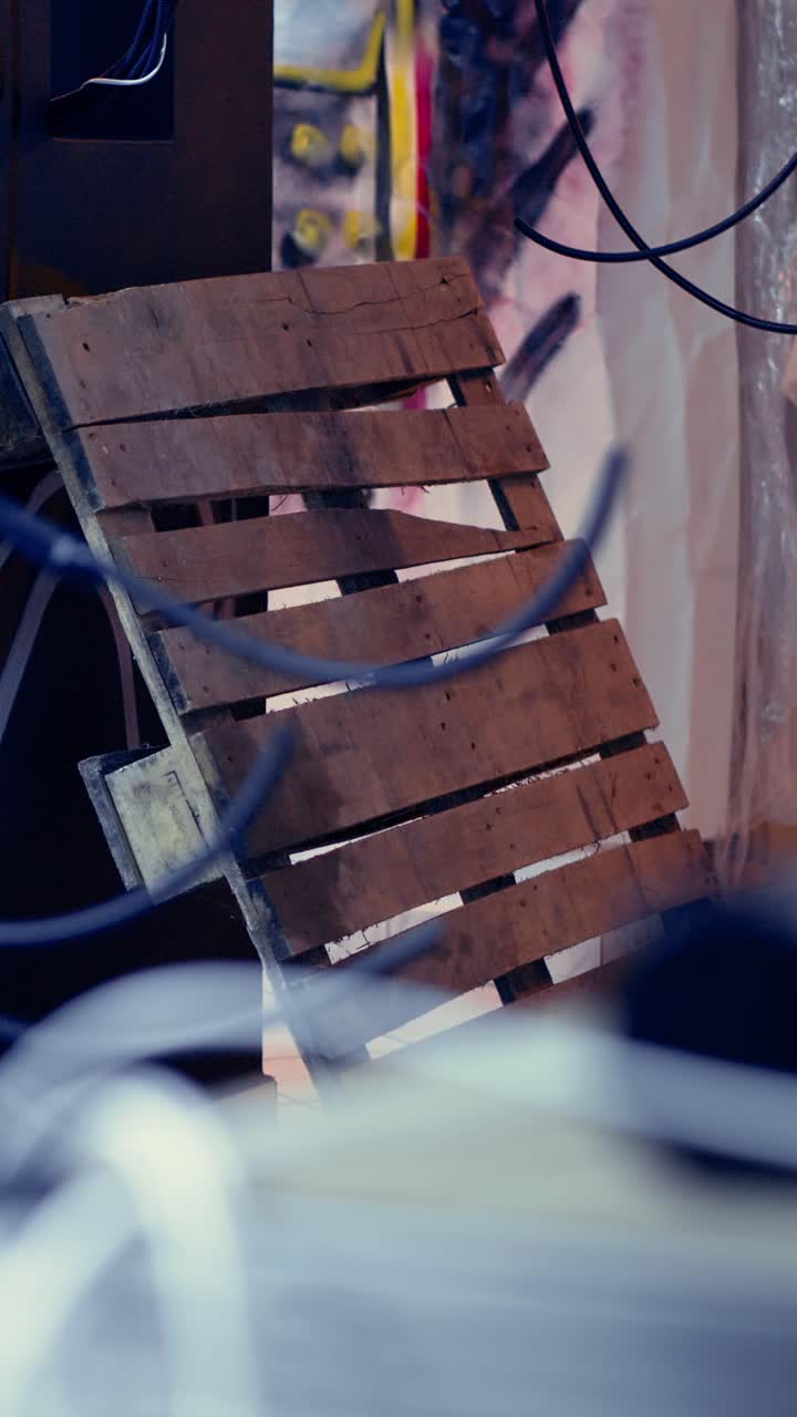 Video verticale di arte con graffiti in stile grunge realizzati con vernice da writers sui muri di edifici abbandonati