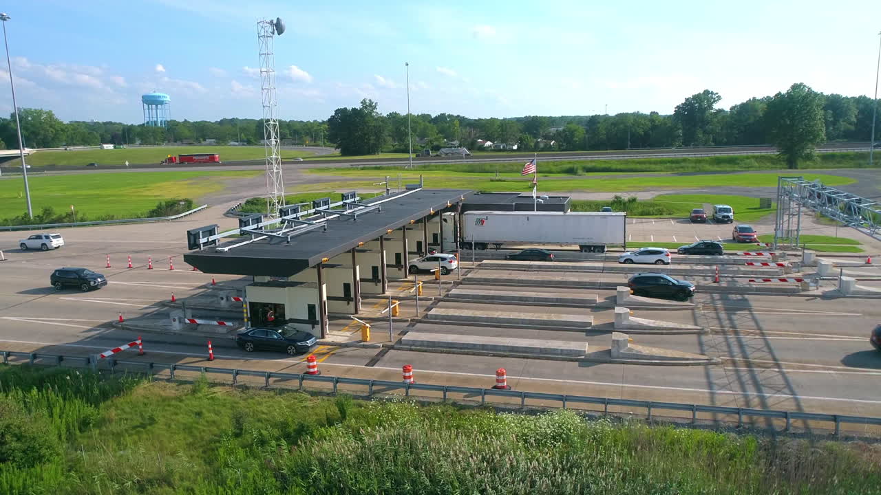 vista aérea del tráfico de la tarde que pasa por una cabina de peaje de la autopista de ohio