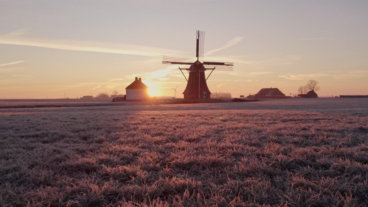 Tjerkwerds Babuurster Molen väderkvarn vid soluppgången, levande landsbygd