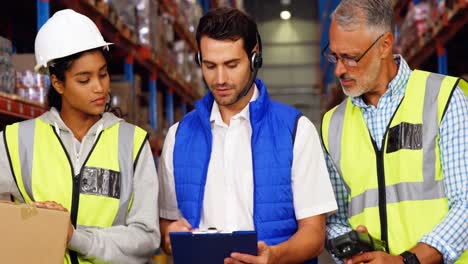 Warehouse-workers-working-together-