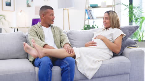 relajarse, masajear los pies y el marido con su embarazada