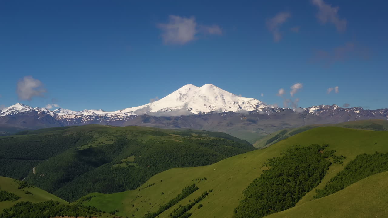 región de elbrus. volando sobre una meseta montañosa. hermoso paisaje de naturaleza. el monte elbrus es visible en el fondo.