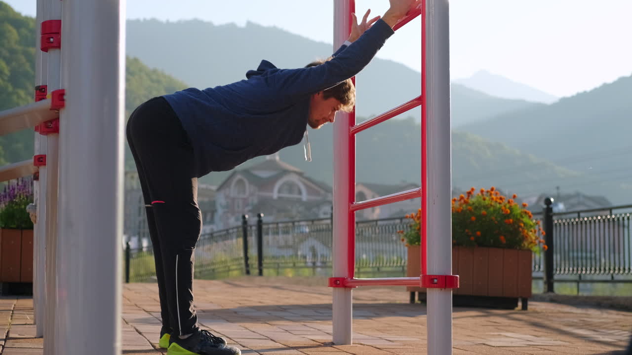 야외에서 스트레칭하는 남자