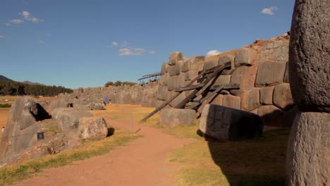 Una-Maravillosa-Vista-De-Las-Antiguas-Ruinas-Incas-Llamadas-Sacsayhuaman-En-Peru-Cerca-De-Cusco