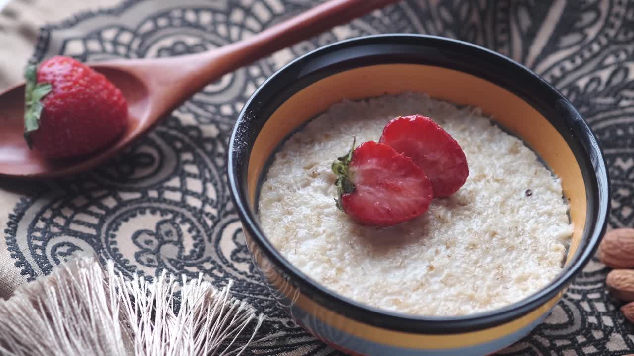 harina de avena saludable con fresas y almendras