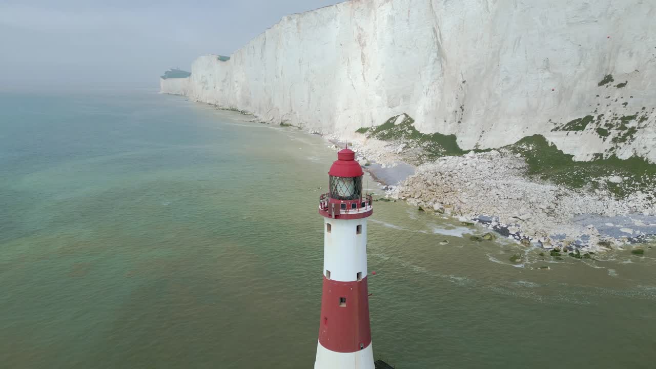 drones voladores desde el faro de beachy head, acantilados blancos, cielo brumoso y mar tomados por dji mini 3 pro drone en eastbourne, inglaterra