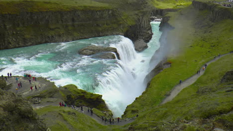 imágenes en cámara lenta de gullfoss - cascada ubicada en el cañón del río hvita en el suroeste de islandia