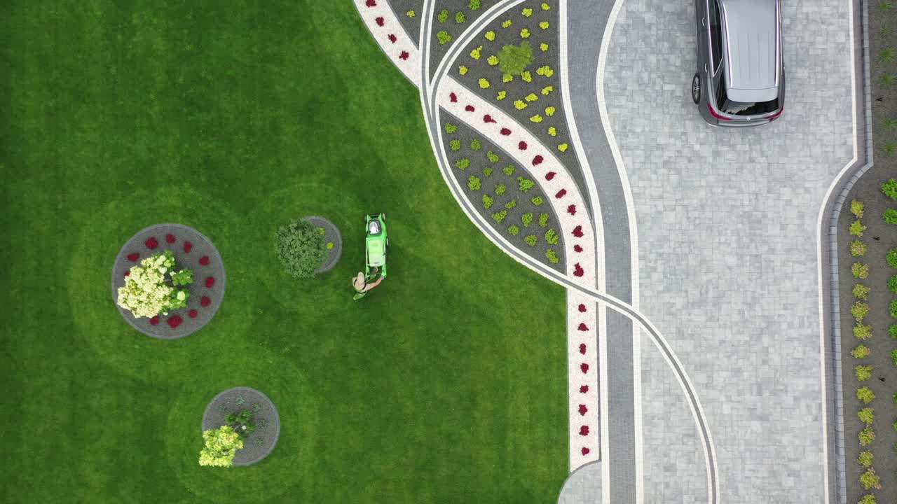 человек косит газон по круговому рисунку.