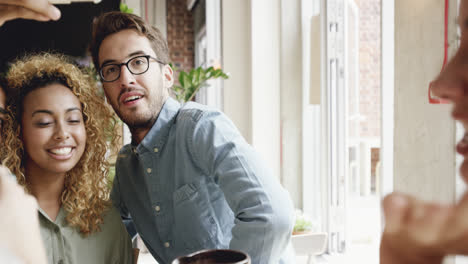 Gemischte-Rassengruppe-Von-Freunden,-Die-Im-Café-Ein-Selfie-Foto-Machen