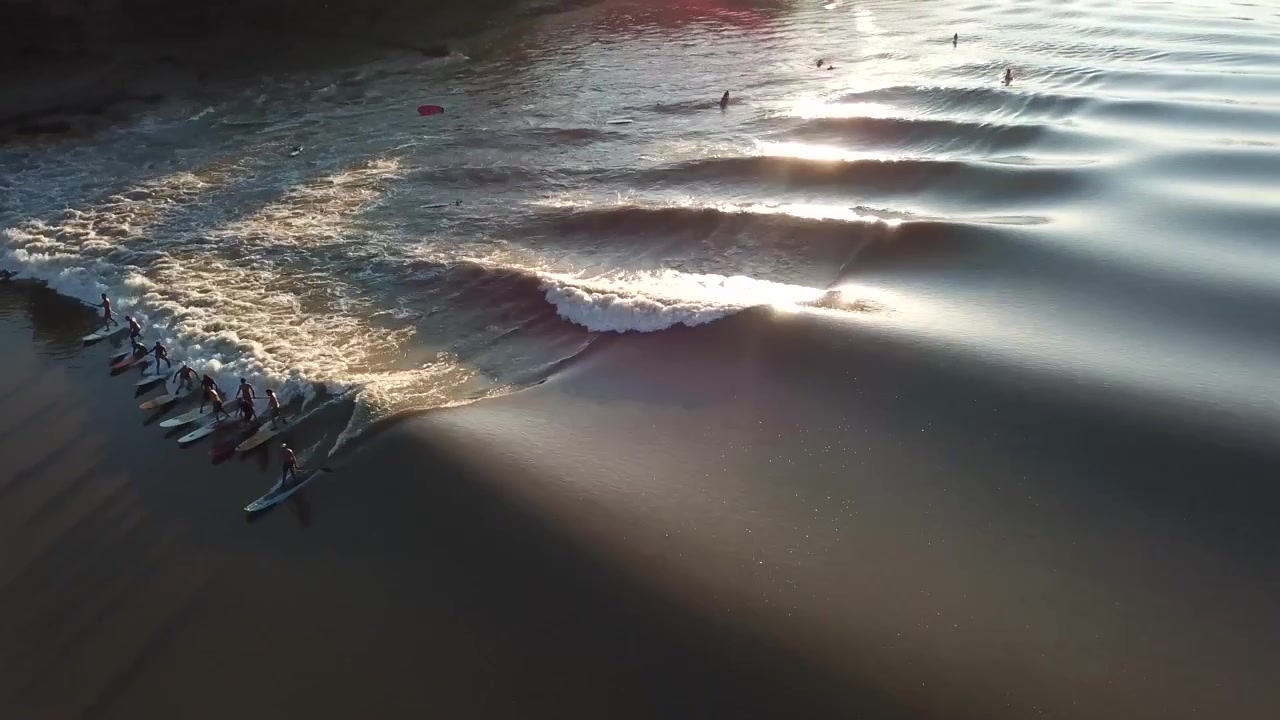 Veduta aerea dell'onda di marea del Mascaret che si propaga lungo il fiume Garonna vicino a Podensac, con alberi rigogliosi che costeggiano le rive del fiume a Mascaret Podensac, Nuova Aquitania, Francia