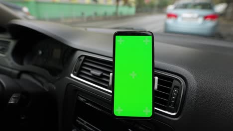 pantalla verde vacía del teléfono inteligente en el coche