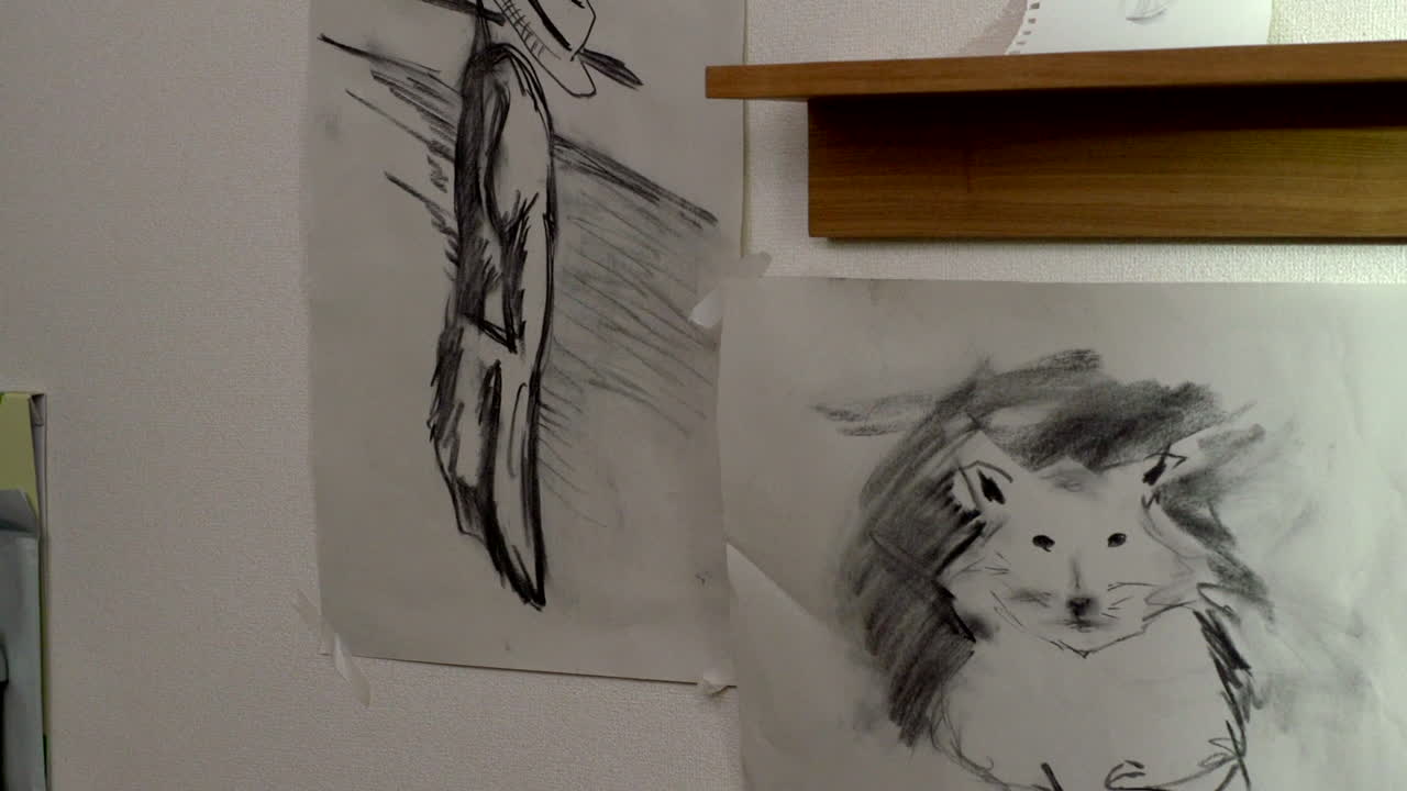 벽에 걸려있는 이상한 그림들