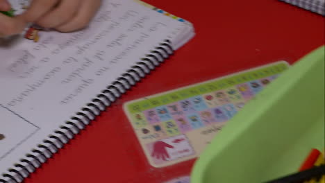 niño dibujando en un cuaderno