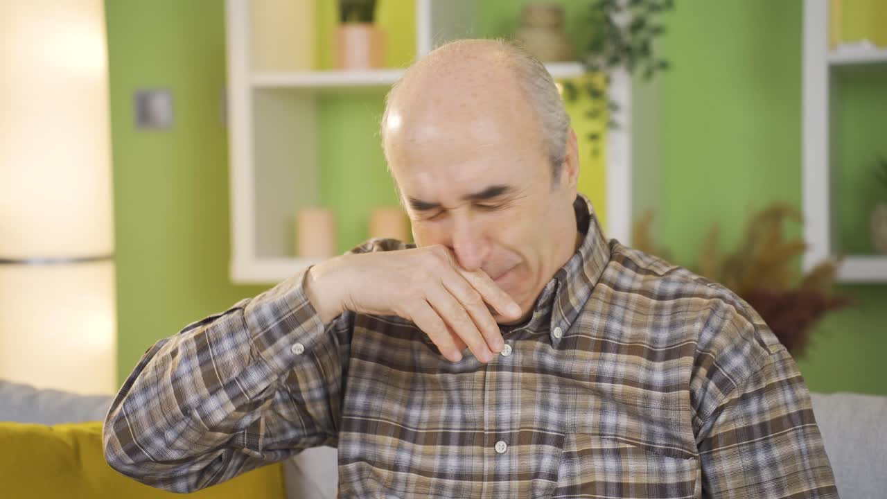 el infeliz anciano es considerado y no se siente bien en casa.