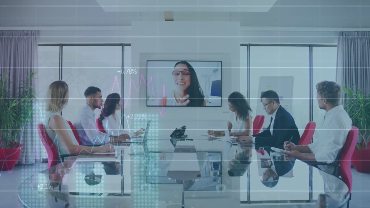 animación de la interfaz que muestra datos y estadísticas con colegas de negocios en videoconferencia