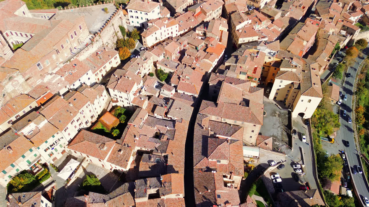 Drone sui tetti di Montepulciano, in Toscana, e strade strette circondate da dolci colline