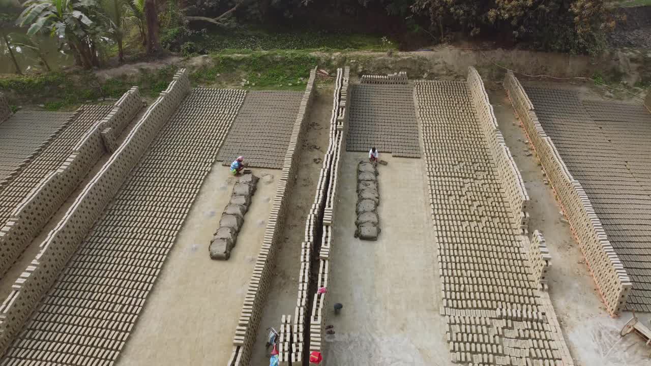 la industria del ladrillo se desarrolló alrededor del suelo aluvial a lo largo del río ganga