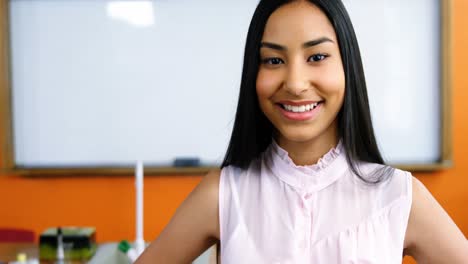 Retrato-De-Colegiala-Sonriente-En-El-Aula