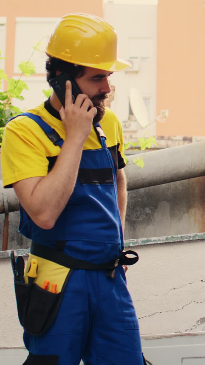 Ingeniero grabando un vídeo vertical hablando por teléfono con el propietario