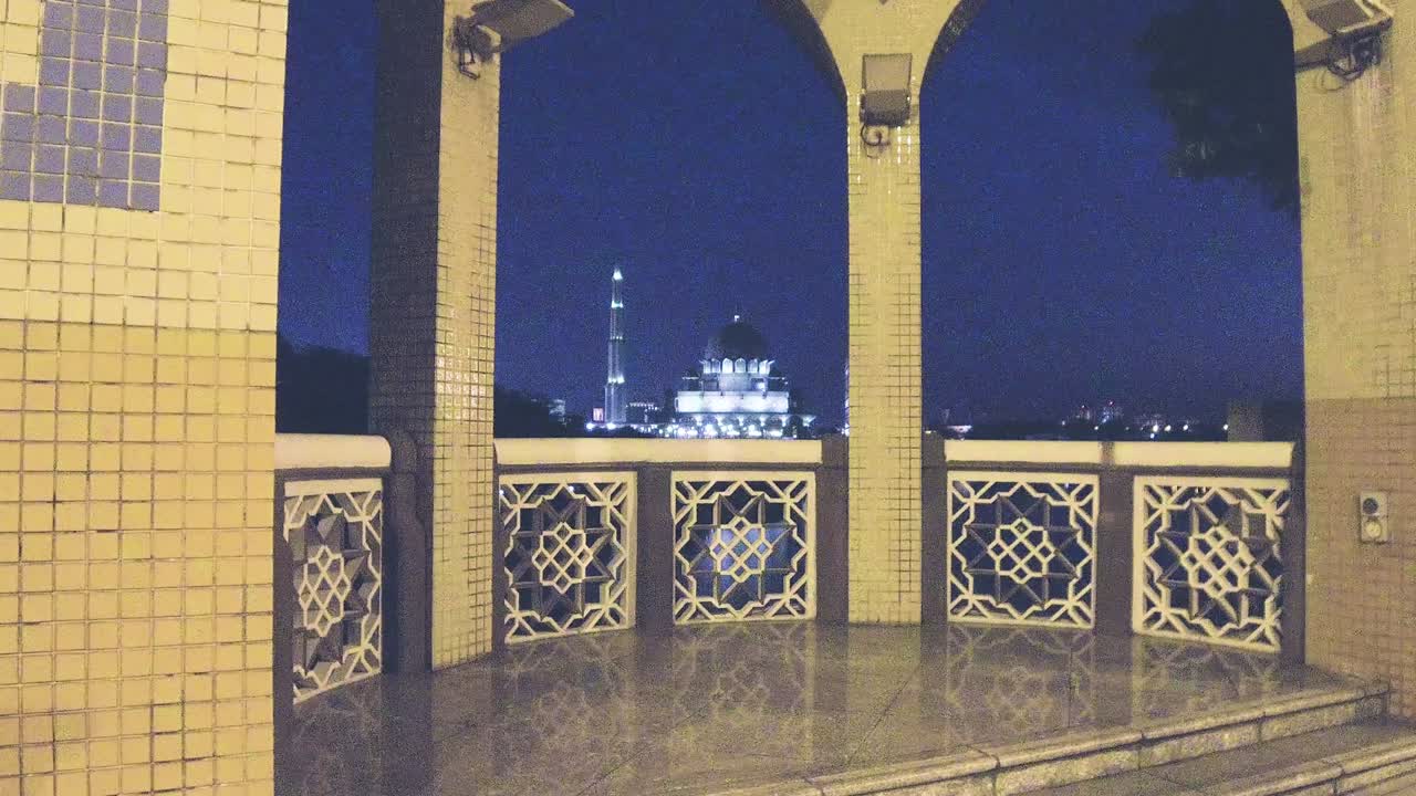 mezquita de putrajaya y lago hecho por el hombre en una hermosa noche, kuala lumpur, malasia