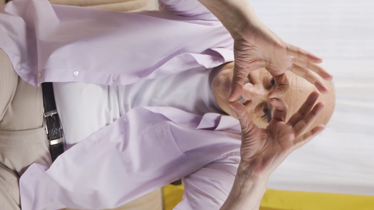 카메라를 위해 심장 기호를 만드는  ⁇ 은이의 수직 비디오.