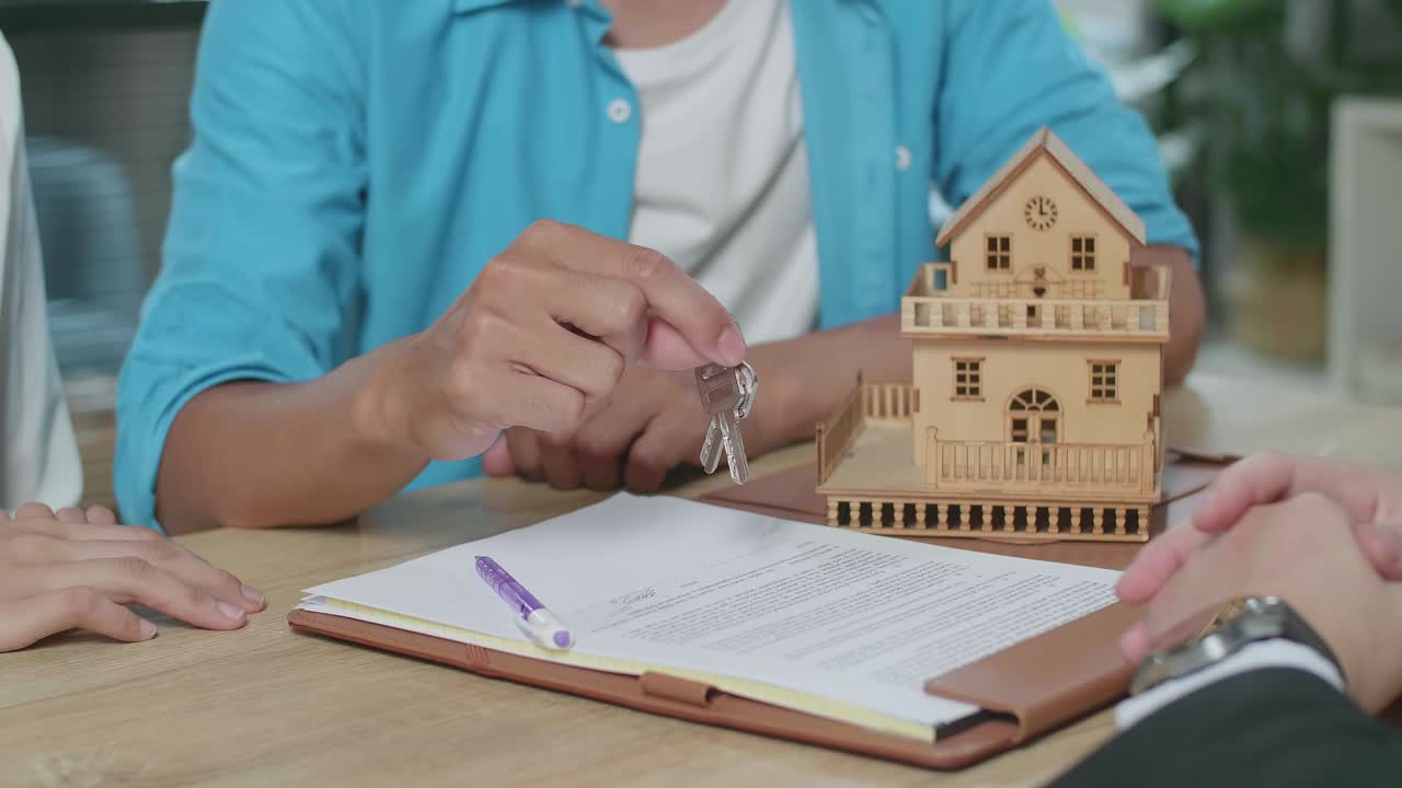 intercambio de llaves de la casa y firma del contrato