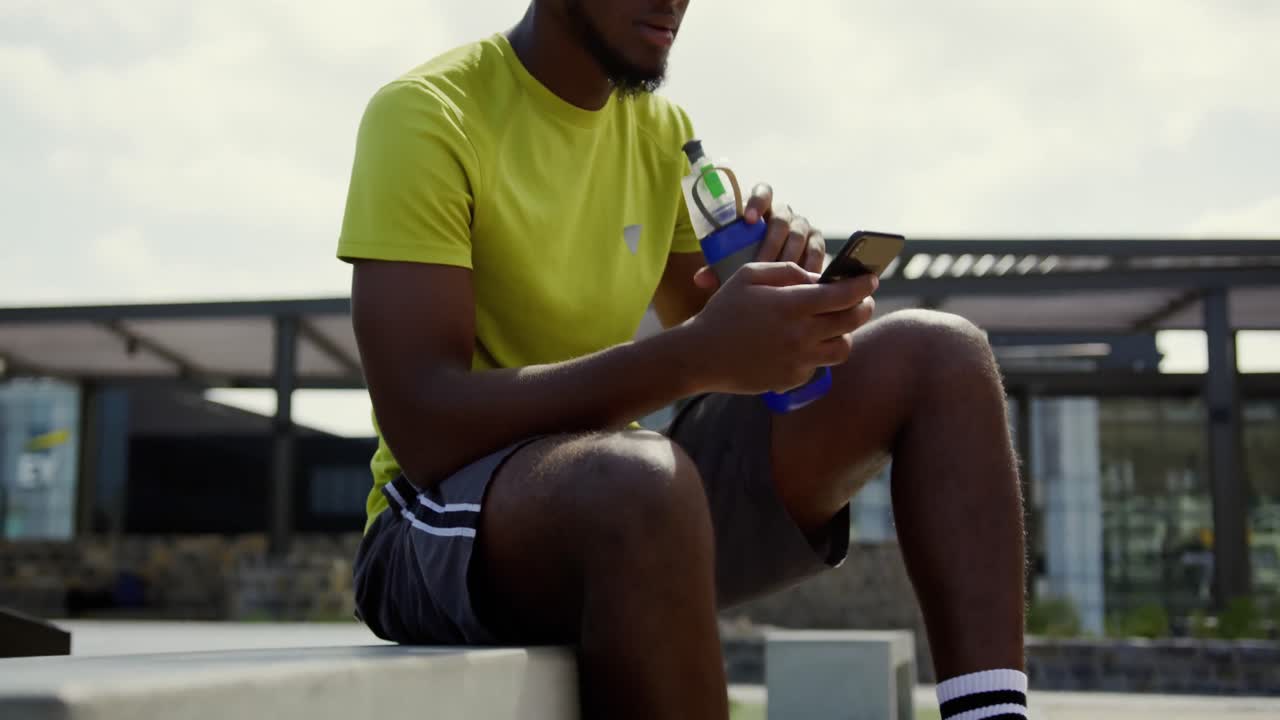 jugador de baloncesto usando teléfono móvil 4k