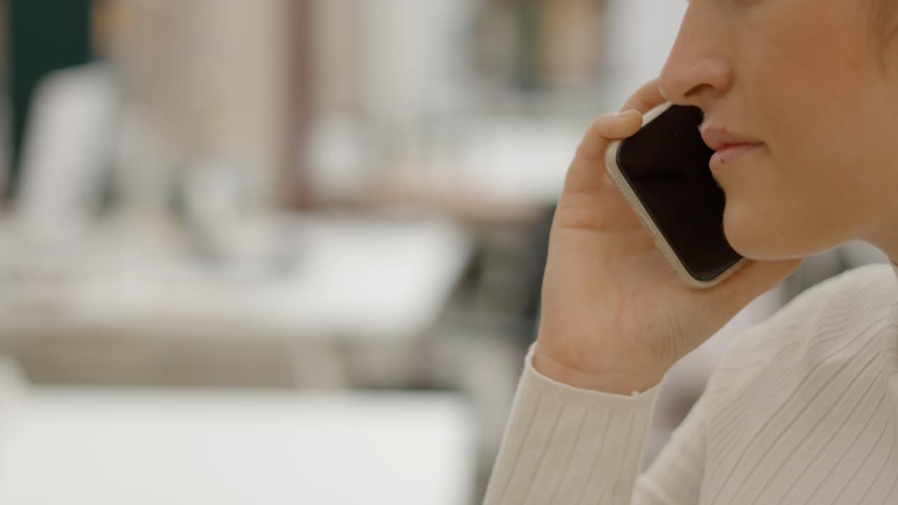 женщина по телефону.