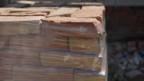 envolviendo una pila de ladrillos de la deconstrucción de la casa con papel de aluminio para el transporte