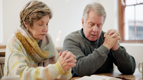 pareja de ancianos, hogar y biblia para orar