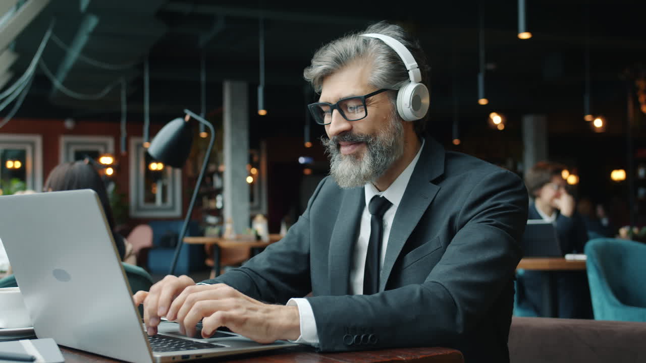Forretningsmand arbejder på en café