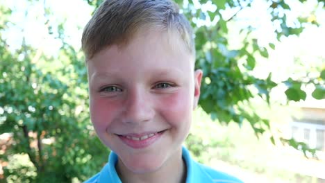 retrato de un niño sonriente