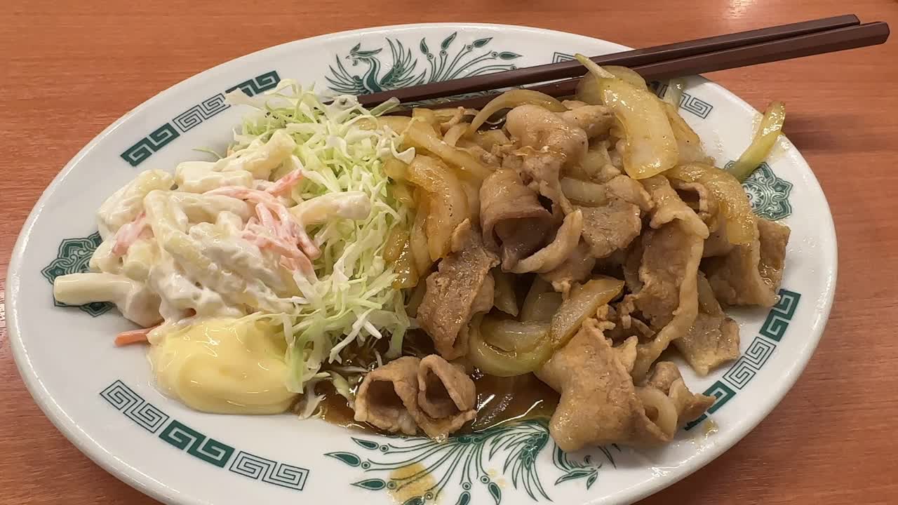 This well-balanced ginger pork dish is plated with precision, offering a glimpse of everyday dining culture in the heart of Tokyo’s casual restaurant scene.