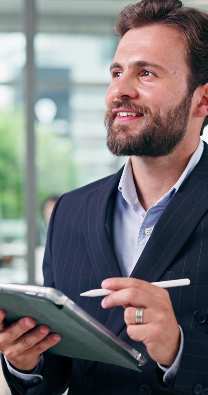 Uomo d'affari professionista che usa tablet e penna stilo in un ufficio moderno