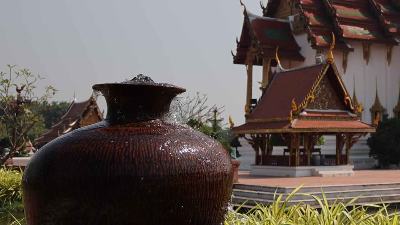 조용한 환경에서 비에서 거품이 아지는 물의 타임 라프스