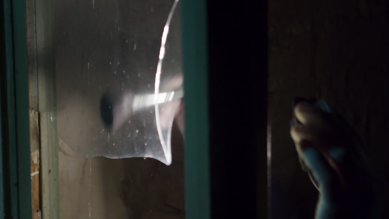 법의학 개념, 오래된 창 유리 닦기, 플라스틱 장갑에 붓과 손, 범죄 현장 조사