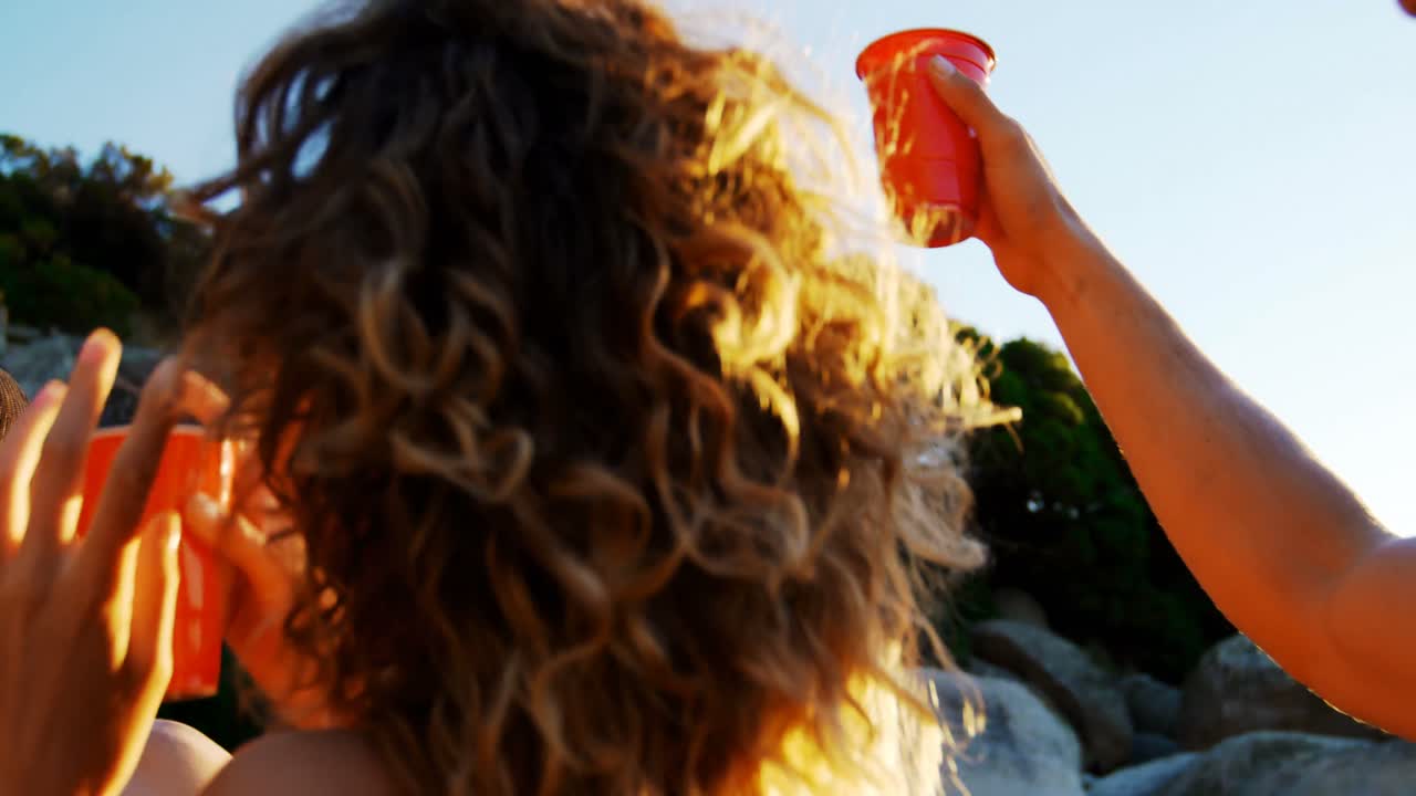 해변 4k에서 재미를 즐기는 친구들의 그룹