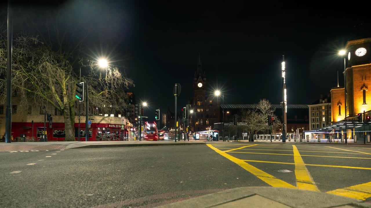 tráfico volando por la estación de kings cross en la noche