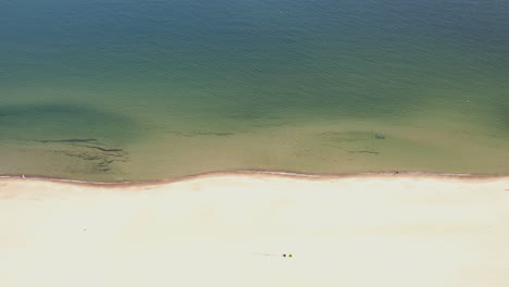 Luftaufnahme-Von-Oben-Nach-Unten-Vom-Sandstrand-Jelitkowo-In-Danzig-Mit-Ostsee-An-Einem-Sonnigen-Tag