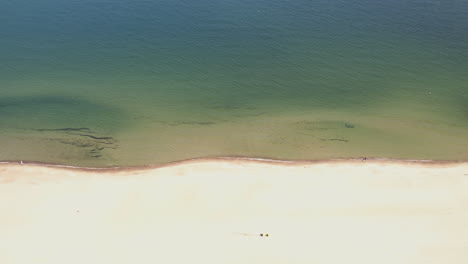 fotografía aérea de la playa de arena de jelitkowo en gdansk con el mar báltico durante un día soleado