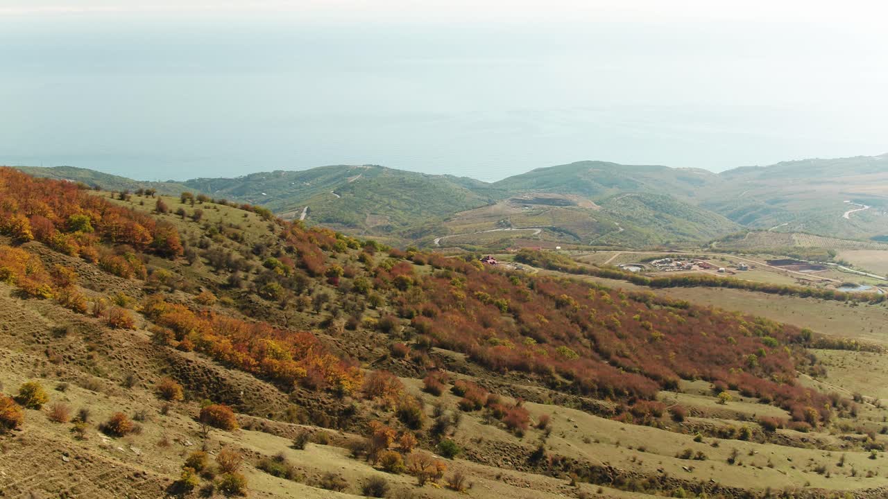 Paesaggio montano autunnale con vista costiera