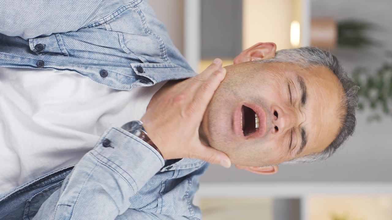 Video verticale di un uomo con mal di denti