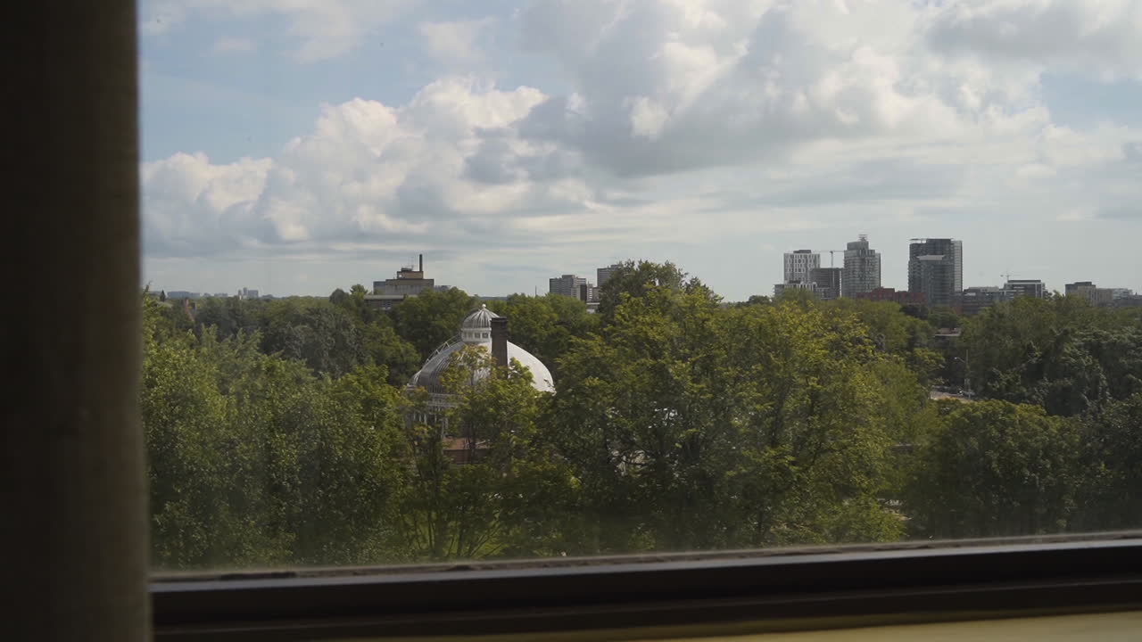 아름다운 동네에서 호텔 창밖을 내다보다