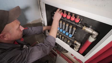 técnico de hvac instala sistemas de calefacción, ventilación y aire acondicionado