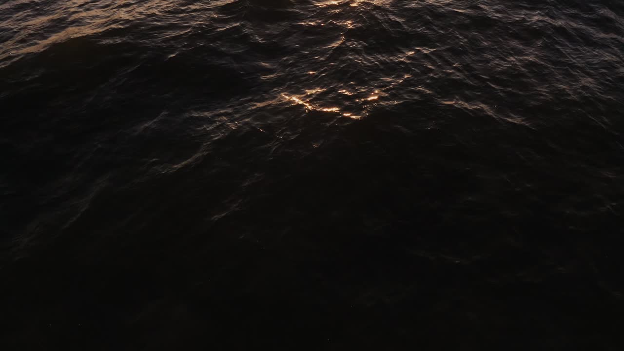 las olas del océano al atardecer